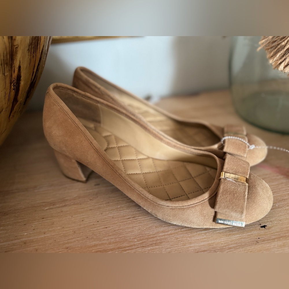 Michael Kors Camel Suede Block Heel Pumps Bow Detail Round Toe Classic Work Chic - Picture 2 of 7